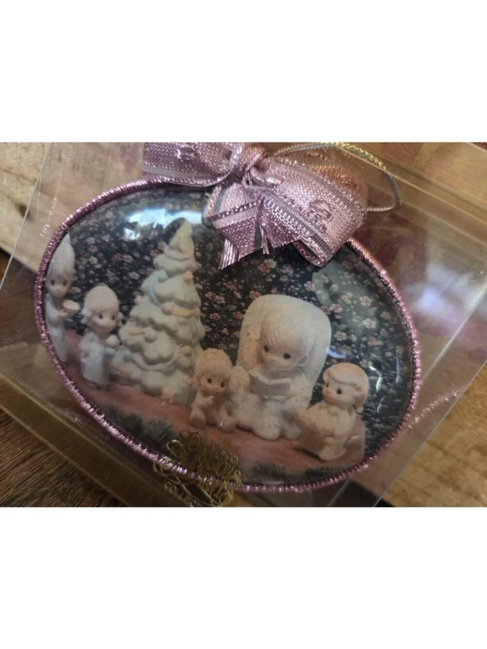 Vtg Precious Moments Family Christmas Story Ornament Oval